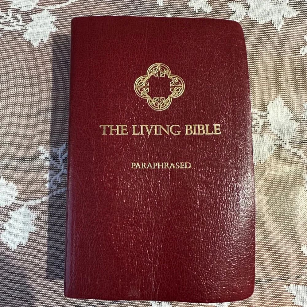 The Living‎ Bible Paraphrased Red Letter Concordance Edition Tyndale House
